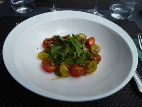 Salade aux tomates multicolores et rucola