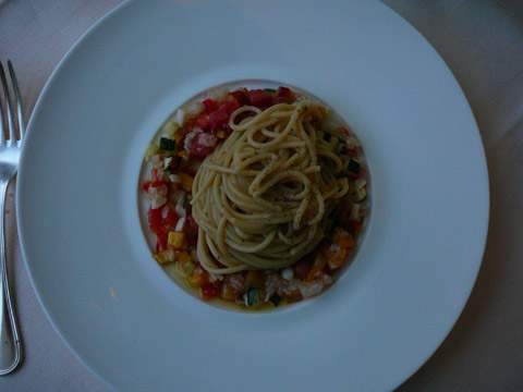 Budoia 2009 08 09 spaghetti Spaghetti aux écrevisses sur un tartare d'écrevisses et citrons verts
