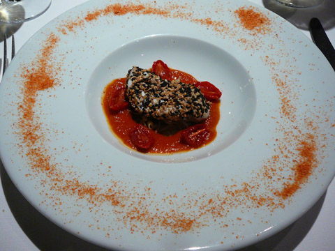 Christian Etienne Avignon 2009 09 19 lotte Tranche de lotte rôtie au sésame, tomates "Cœur de pigeon" confites, germe de soja et sauce tomate au cumbawa