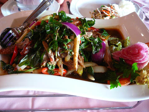 Canard aux piments et basilic thaï