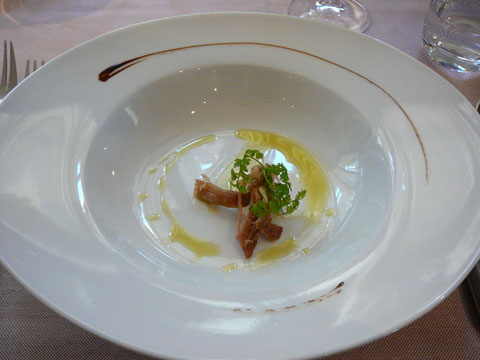 Crème de petit pois frais, effilochée de cuisse de canard confit, huile fruitée au basilic (avant)
