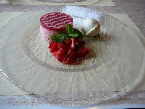Bavarois aux fraises et sa glace aux amandes 