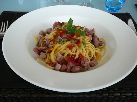 Linguine au thon, poutargue de Sardaigne et tomates confites Linguine au thon, poutargue de Sardaigne et tomates confites