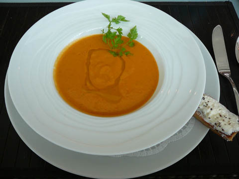 Velouté de ratatouille, tartine de ricotta Velouté de ratatouille, tartine de ricotta
