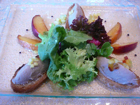 Confit de canard et piment d'Espelette, pêches caramélisées et un pain aux fruits Confit de canard et piment d'Espelette, pêches caramélisées et un pain aux fruits