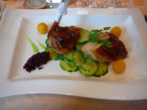 Suprême de poulet jaune au beurre d'herbes, rondelles de courgettes au beurre, compotées d'oignons rouges et billes de carottes jaunes, gratin dauphinois à la crème Suprême de poulet jaune au beurre d'herbes, rondelles de courgettes au beurre, compotées d'oignons rouges et billes de carottes jaunes, gratin dauphinois à la crème