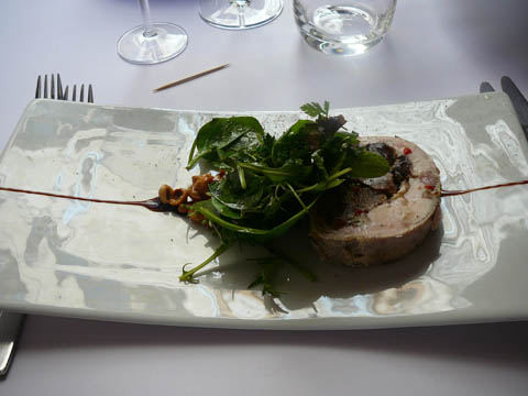 Ballottine de lapin fourrée d'aubergines confites et ses abats, roquette, pousses d'épinard et noisettes torréfiées restaurant l'Essentiel à Avignon