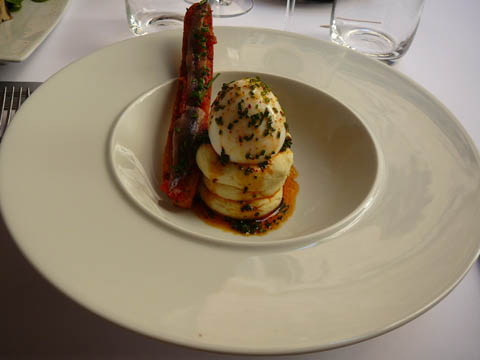 Oeuf mollet à l'huile d'olive, ciboulette, piment d'Espelette, brandade de morue refroidie et grosse mouillette d'anchois restaurant l'Essentiel à Avignon