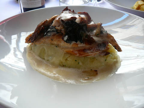 Suprême de volaille aux pleurotes, sauce suprême, pommes de terre écrasées à l'huile d'olive restaurant l'Essentiel à Avignon
