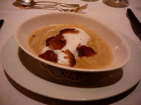 Velouté de topinambours à la truffe noire de la région, ravioli de foie gras Velouté de topinambours à la truffe noire de la région, ravioli de foie gras