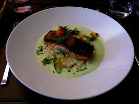 Filet de saumon rôti, fregola sarda au mascarpone, émulsion basilic et pesto de tomates