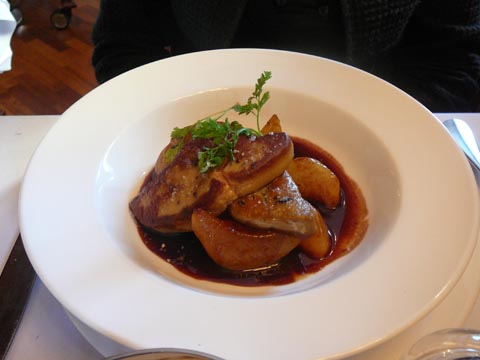 Escalope de foie gras de canard poêlée, navet confit Escalope de foie gras de canard poêlée, navet confit