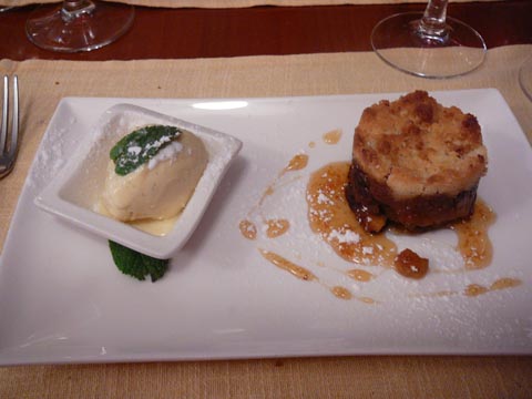 Restaurant Au Chat Noir, Lausanne Crumble aux pommes et de raisins secs, glace vanille Crumble aux pommes et de raisins secs, glace vanille