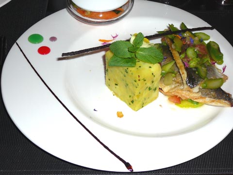 Les filets de Bar, sauce vierge aux asperges, cubisme de pommes de terre écrasées Les filets de Bar, sauce vierge aux asperges, cubisme de pommes de terre écrasées
