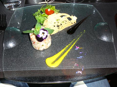 Le tartare de daurade à l'huile d'orange, croustillant doré Le tartare de daurade à l'huile d'orange, croustillant doré