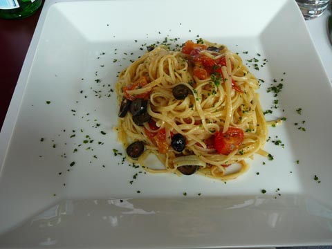 Linguine puttanesca Linguine puttanesca