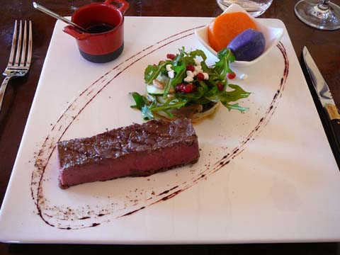 Contre-filet de boeuf Simmental rassis sur l'os 28 jours; jus genièvre, orange et poivre Contre-filet de boeuf Simmental rassis sur l'os 28 jours; jus genièvre, orange et poivre