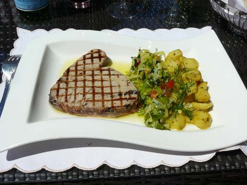 Pavé de Thon grillé au pistou, rouelles de pomme de terre à l'huile d'olive et thym