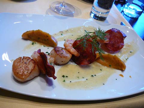 Duo de noix de Saint-Jacques et gambas rôties au chorizo Duo de noix de Saint-Jacques et gambas rôties au chorizo