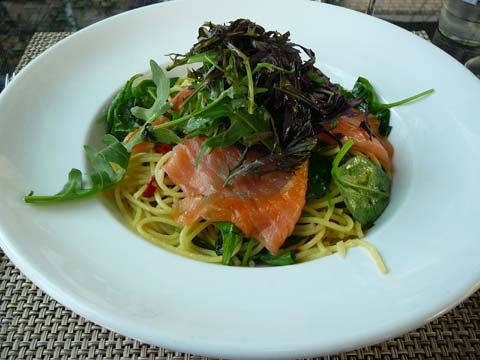 Spaghettini au saumon fumé, feuilles d'épinard et tomates séchées Spaghettini au saumon fumé, feuilles d'épinard et tomates séchées