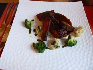 Paupiette de volaille à l’ail des ours, frites de maïs aux amandes, choux et brocolis