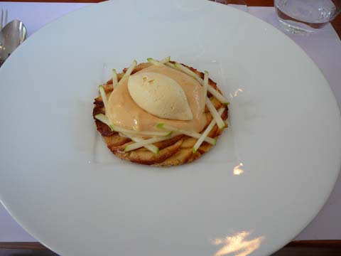 Fine tarte aux pommes, écume de caramel et glace vanille Fine tarte aux pommes, écume de caramel et glace vanille