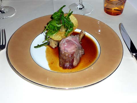 Carré d'agneau rôti, beignet d'artichaut farci et pommes de terre cuites comme en vallée de Munster Carré d'agneau rôti, beignet d'artichaut farci et pommes de terre cuites comme en vallée de Munster