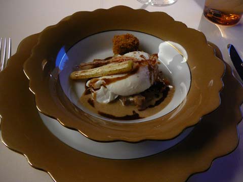 Oeuf poché et jeune poireau grillé sur une poêlée de champignons des prés et des bois Oeuf poché et jeune poireau grillé sur une poêlée de champignons des prés et des bois