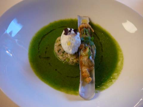 Tourteau aux herbes thaï, nage de concombre aux coquillages du moment et lait de coco Tourteau aux herbes thaï, nage de concombre aux coquillages du moment et lait de coco