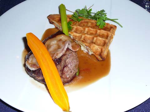 Le filet de bœuf de race Abondance cuit sur le foin en cocotte, gaufre péla et lard d'Arnad Le filet de bœuf de race Abondance cuit sur le foin en cocotte, gaufre péla et lard d'Arnad