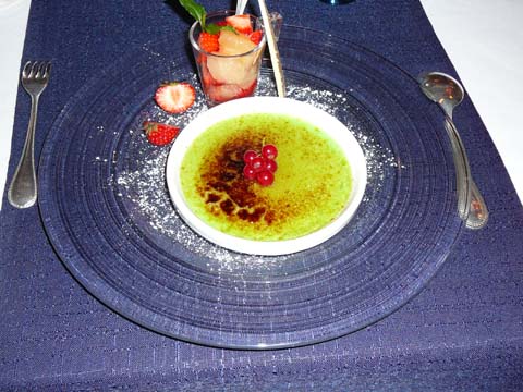 La crème brûlée à la chartreuse verte, fraises et pamplemousse à la bergamote La crème brûlée à la chartreuse verte, fraises et pamplemousse à la bergamote