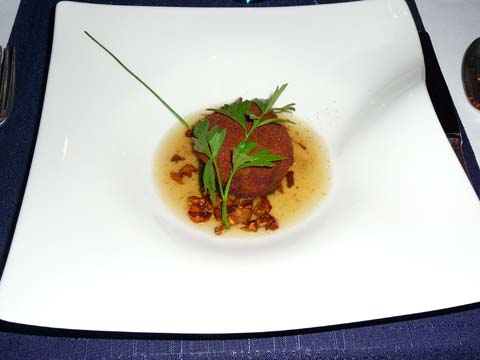 L'escargot de Magland de chez Jean Pomel et la girolle en coque crémeuse, pesto à l'ail des ours du Faucigny et bouillon L'escargot de Magland de chez Jean Pomel et la girolle en coque crémeuse, pesto à l'ail des ours du Faucigny et bouillon