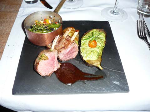 La terre : Carré d'agneau en croûte d'herbes, Cassolette de ris de veau aux cornes d'abondance, Aubergine farcie à la ricotta et roquette, pomme Ana La terre : Carré d'agneau en croûte d'herbes, Cassolette de ris de veau aux cornes d'abondance, Aubergine farcie à la ricotta et roquette, pomme Ana