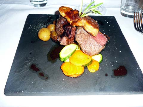 Le rossini : Filet de boeuf Angus à votre goût, Escalope de foie gras poêlée, Sauce à la truffe noire et sa garniture du moment Le rossini : Filet de boeuf Angus à votre goût, Escalope de foie gras poêlée, Sauce à la truffe noire et sa garniture du moment