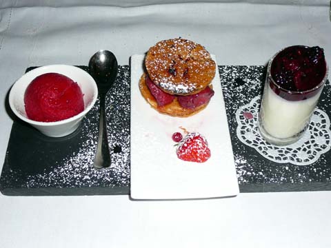 Le verger : Blanc-manger, compotée de fruits rouges, Feuilleté fraises et crème pâtissière, Sorbet framboise maison Le verger : Blanc-manger, compotée de fruits rouges, Feuilleté fraises et crème pâtissière, Sorbet framboise maison
