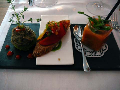 Le potager : Gaspacho à la Vodka, Cupcake de courgette & caviar d'aubergine, Bruschetta à la tapenade & poivrons confits Le potager : Gaspacho à la Vodka, Cupcake de courgette & caviar d'aubergine, Bruschetta à la tapenade & poivrons confits