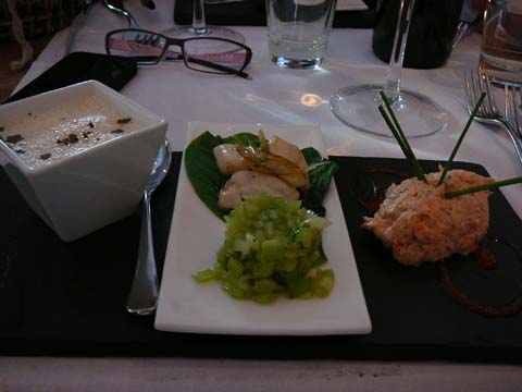 Nage de pétoncles au Blanc de Mer, Joues de lotte au citron vert et pak choï, Rillettes de saumon aux baies roses et aneth