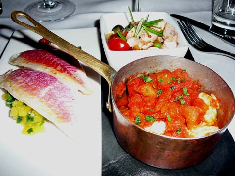 La mer : Filets de rouget à la souskaye de mangue, Gambas provençales, Salade de poulpe méditerranéenne La mer : Filets de rouget à la souskaye de mangue, Gambas provençales, Salade de poulpe méditerranéenne