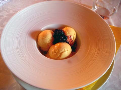 Glace à la crème avec liqueur de myrtilles Glace à la crème avec liqueur de myrtilles