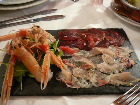 Carpaccios de thon sicilien et crevettes roses, langoustines crues Carpaccios de thon sicilien et crevettes roses, langoustines crues