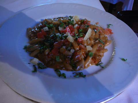 Cavatelli aux aubergines, pecorino et tomates Cavatelli aux aubergines, pecorino et tomates
