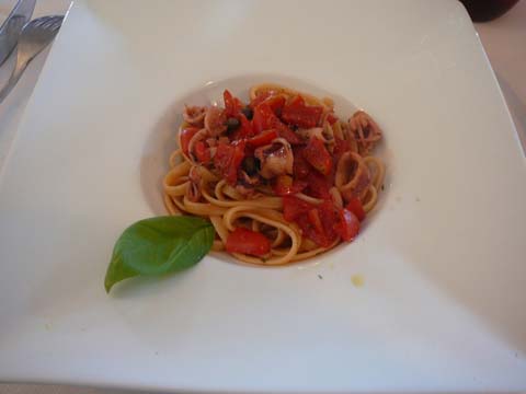 Taglierini aux calamars et aux tomates Taglierini aux calamars et aux tomates