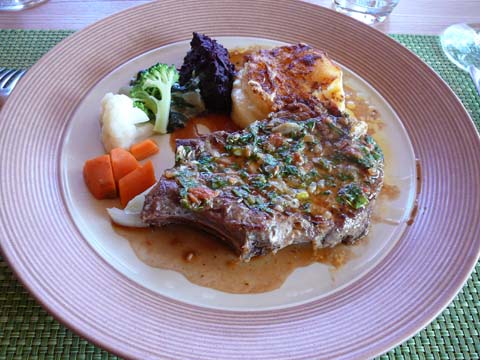 Côte de porc d'alpage aux herbettes, gratin dauphinois, bouquet de légumes Côte de porc d'alpage aux herbettes, gratin dauphinois, bouquet de légumes