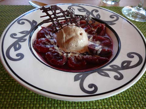 Pruneaux tièdes au vin rouge, glace cannelle Pruneaux tièdes au vin rouge, glace cannelle