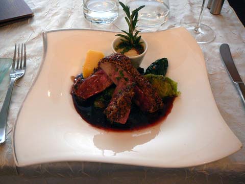 Filet de canard doré sans la peau en croûte de sésame Filet de canard doré sans la peau en croûte de sésame