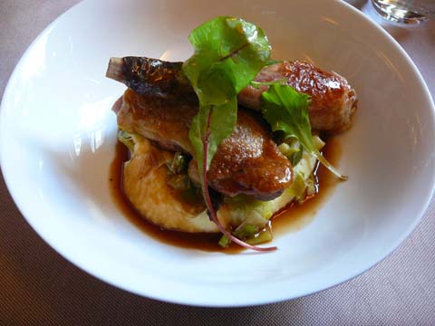 Cuisse de pintade rôtie, mousseline maison et tombée de poireaux Restaurant Margaux, Begnins : Cuisse de pintade rôtie, mousseline maison et tombée de poireaux