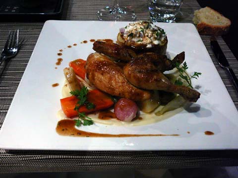 Demi-coquelet rôti, pomme de terre en robe des champs au cottage cheese épicé et légumes d’hiver Demi-coquelet rôti, pomme de terre en robe des champs au cottage cheese épicé et légumes d’hiver