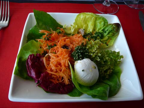 Salade de carottes sur feuilles vertes Café Restaurant du Soleil - Forel