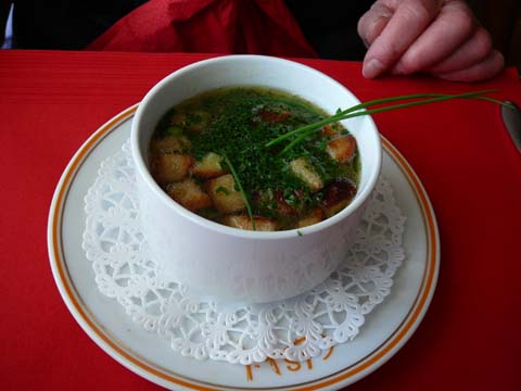 Bouillon de boeuf persillé et croûtons Café Restaurant du Soleil - Forel
