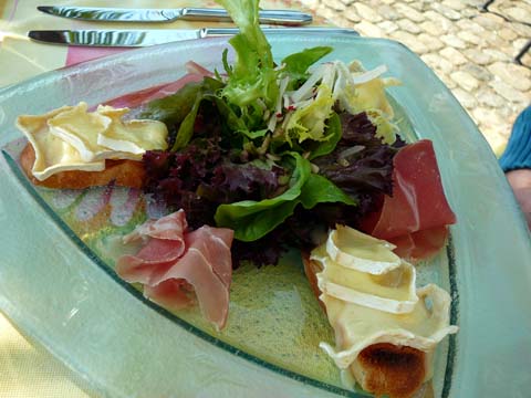 Jambon cru, croûton au fromage, salade Jambon cru, croûton au fromage, salade
